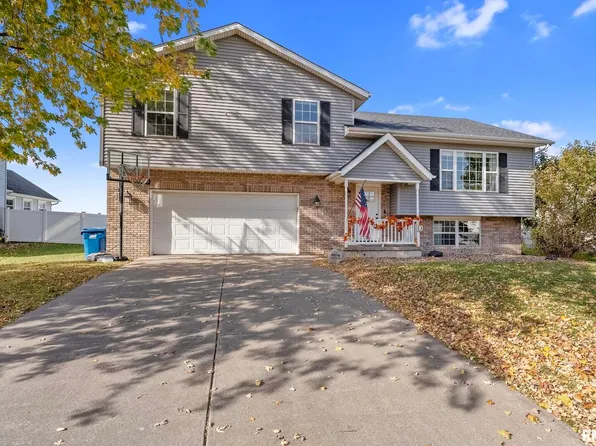 700 Fox Ridge Rd, Eldridge, IA 52748