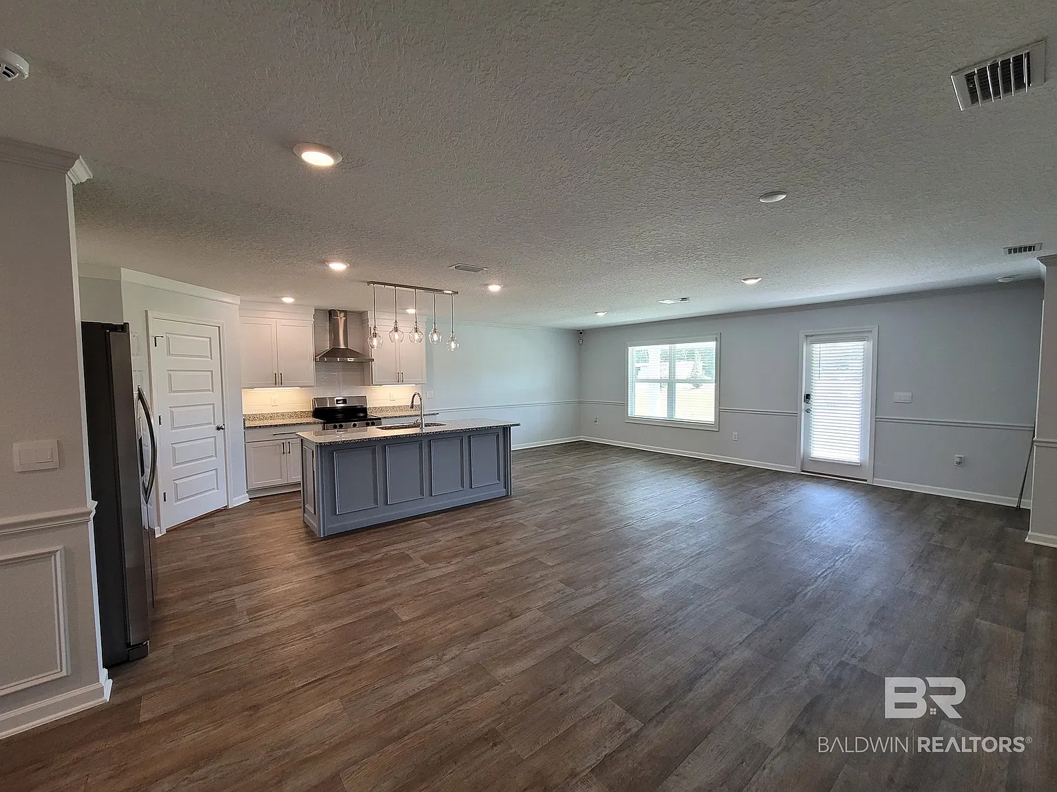 4 bed, 2.0 bath, 2031 sqft, $2,100 — Photo 4