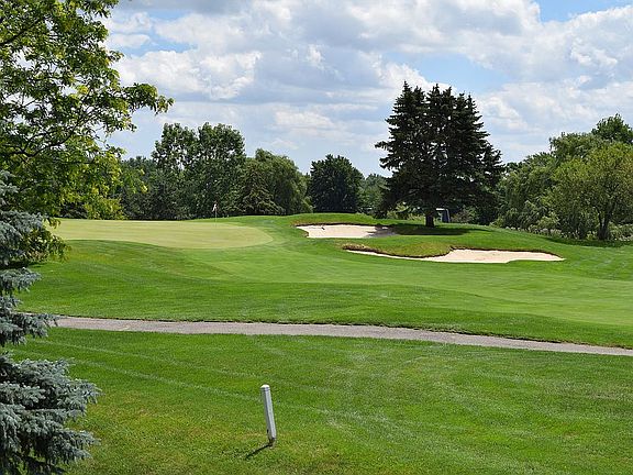 Backs up to 15th hole