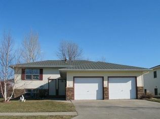 833 Great Plains Ct, Grand Forks, ND 58201