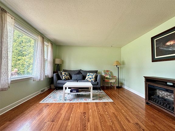 3rd image of 113 Wellington St