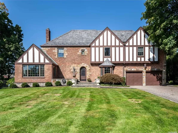 15 Buckminster Lane, Manhasset, NY 11030