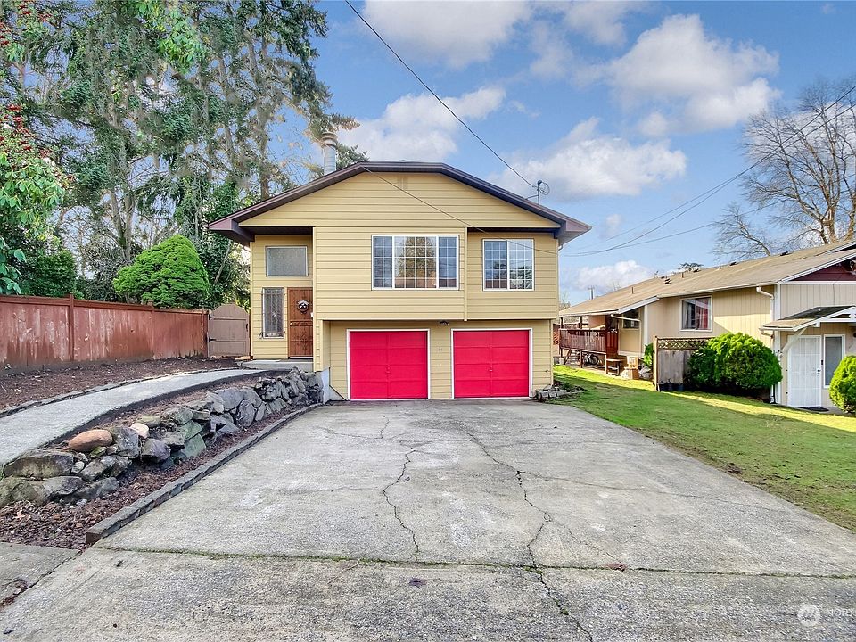 Front - Long Driveway>
