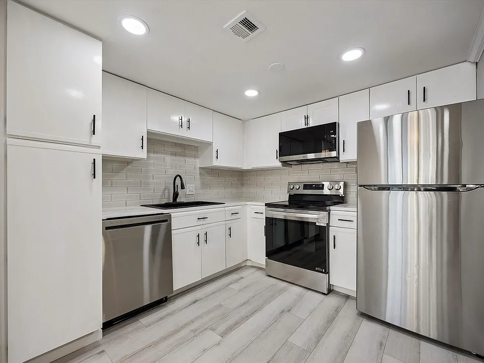 2016 Main St #903