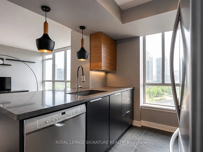 801 King St W #1113 — Photo 5