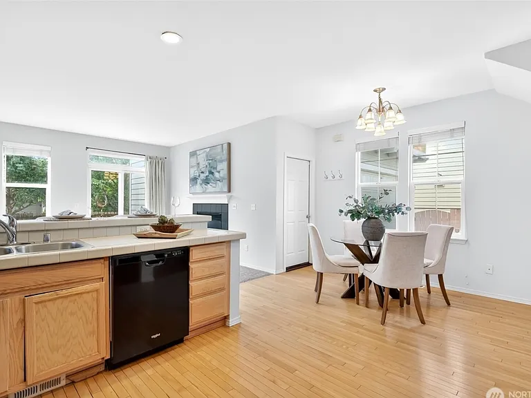 24011 SE 21st St — Photo 9