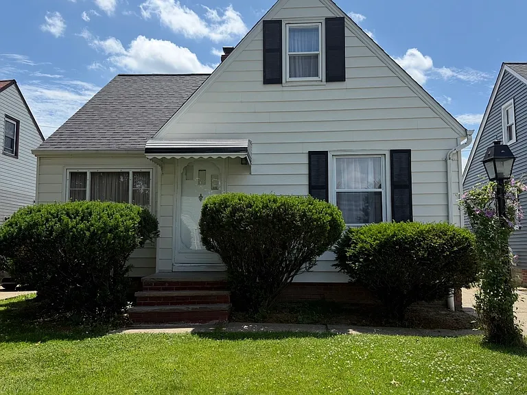 1011 Parkleigh Dr — Photo 1