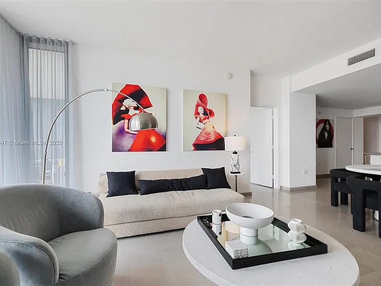 88 SW 7th St #1010 — Photo 8