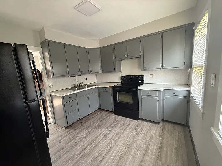 325 Ives Ave — Photo 2