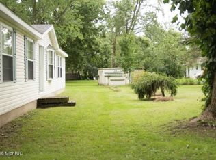 121 Reynolds St, Fennville, MI 49408