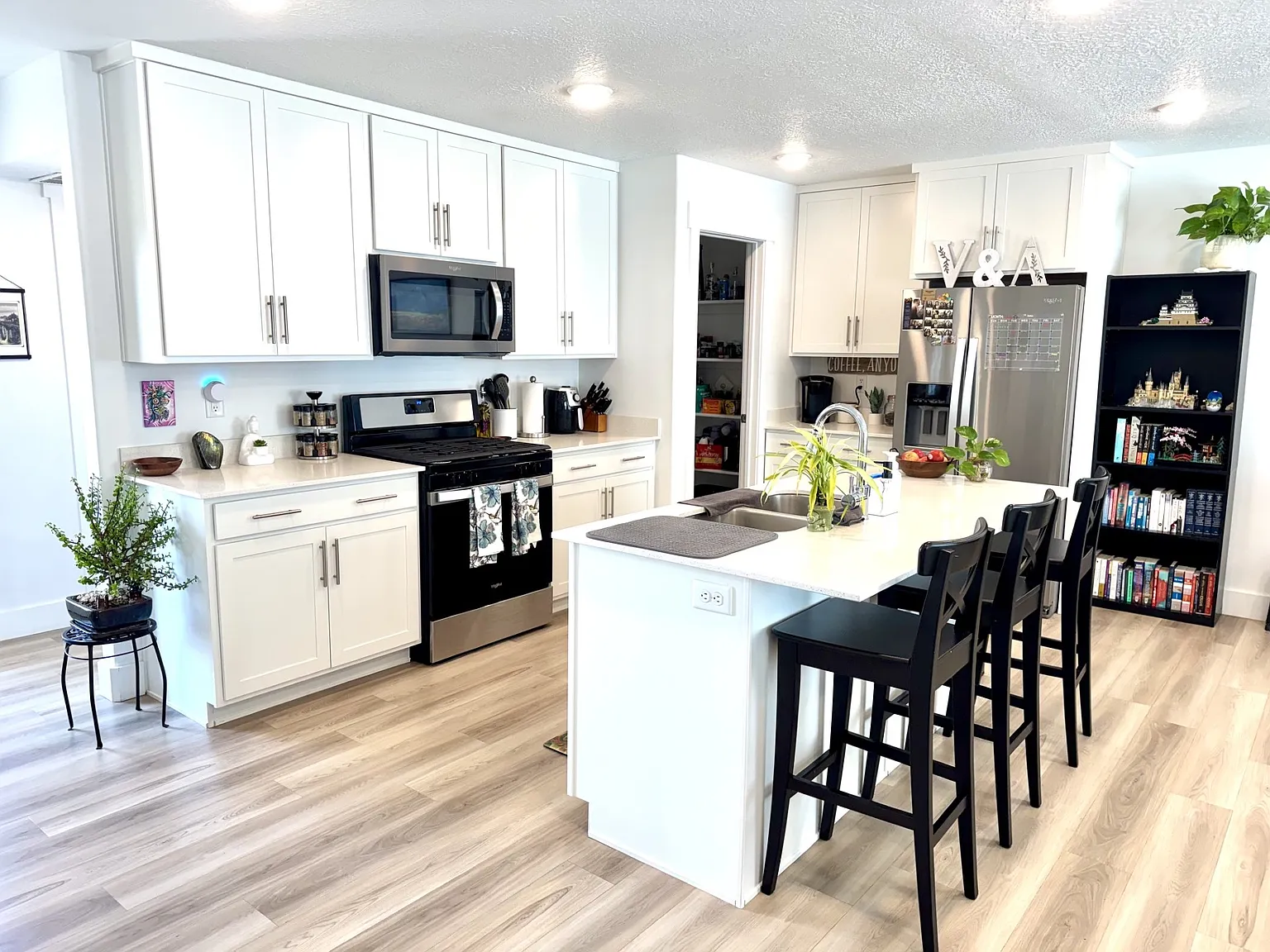 3 bed, 2.5 bath, 1670 sqft, $2,300 — Photo 2