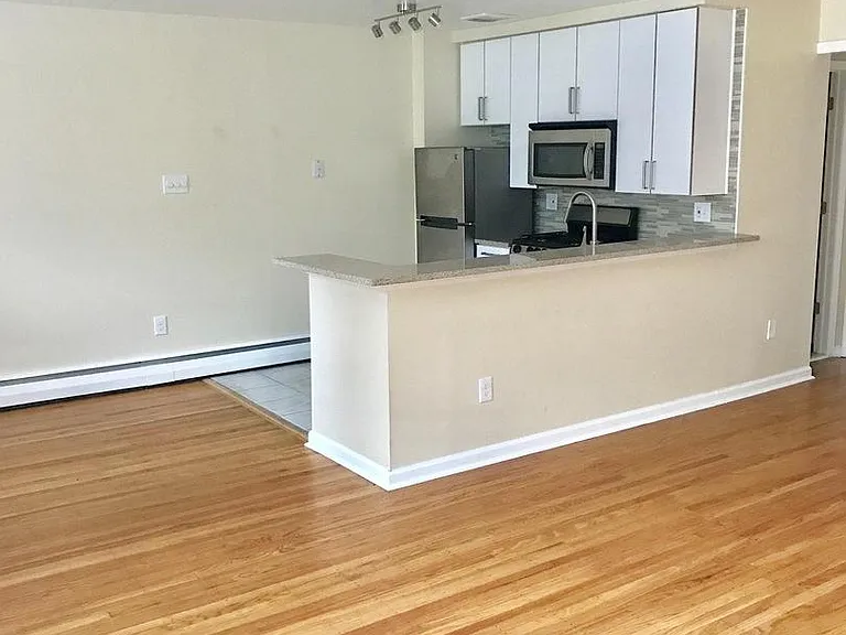 3024 W Queen Ln — Photo 1