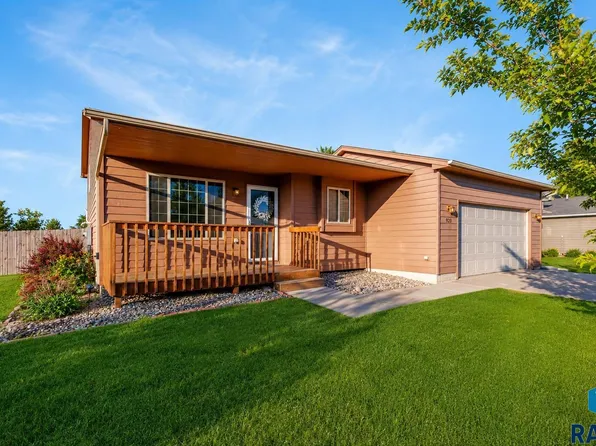 900 Greyhawk Ct, Harrisburg, SD 57032