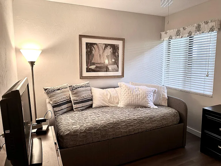 bedroom/office/trundle bed