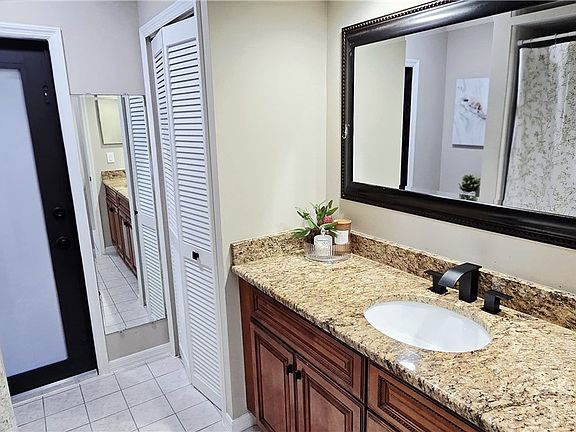 5th image of 933 SW Santa Barbara Pl #933