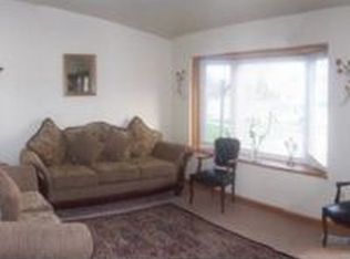 25346 Castlewood Dr, Woodhaven, MI 48183