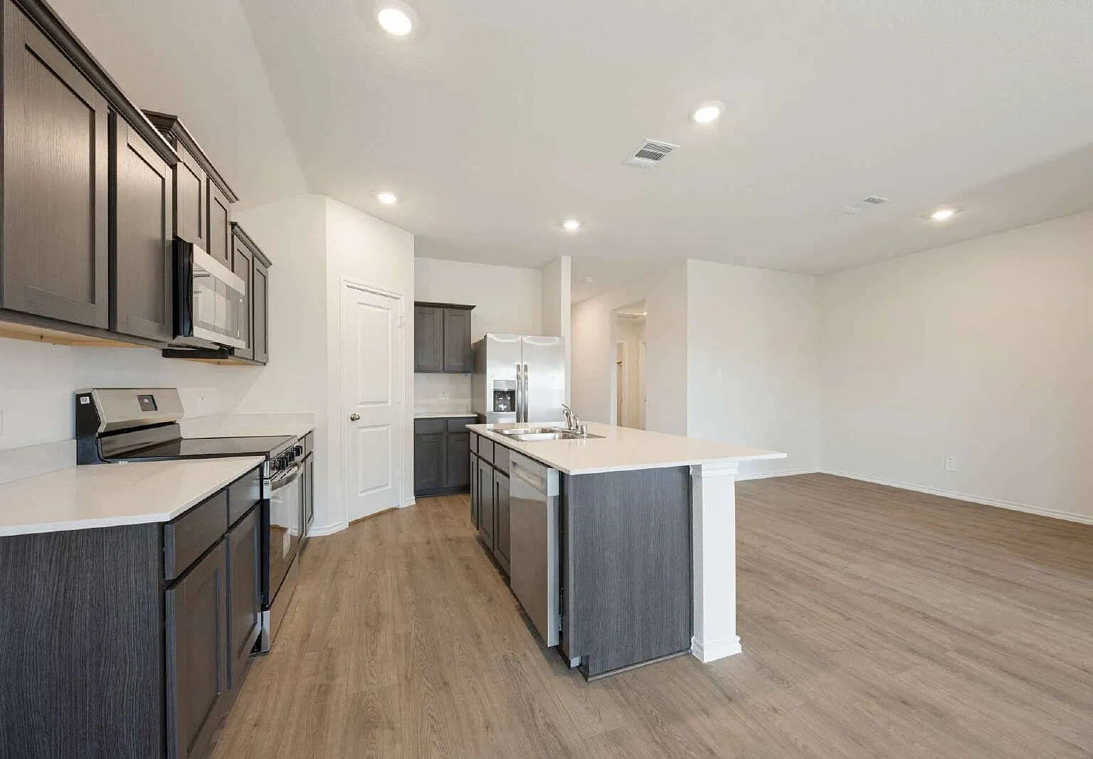 4 bed, 2.5 bath, 1875 sqft, $1,995 — Photo 4