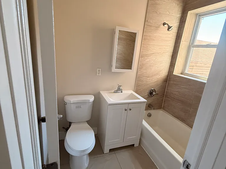 408 Leslie St #5 — Photo 4