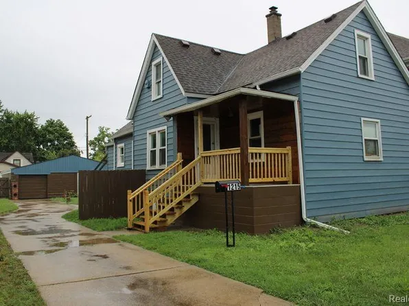 1215 Oak St, Wyandotte, MI 48192