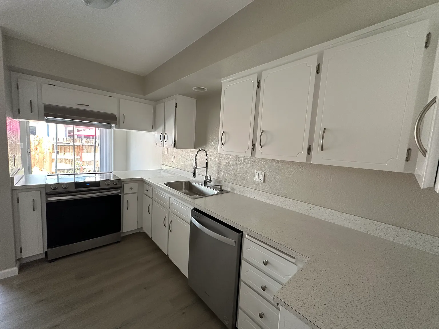 3 bed, 1305 sqft, $2,400 — Photo 4