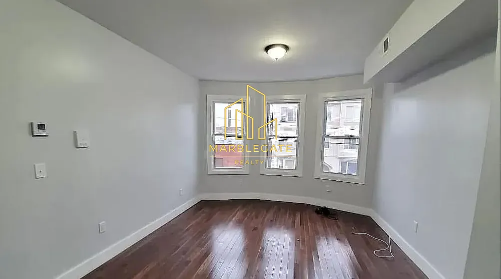 3 bed, 1050 sqft, $2,100 — Photo 4
