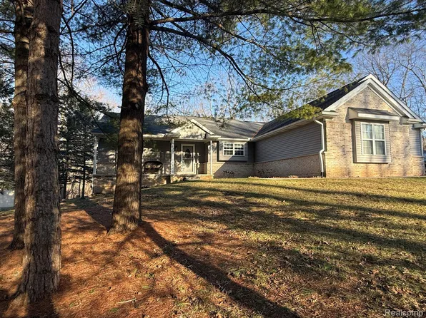 9633 Longmeadow St, Fenton, MI 48430