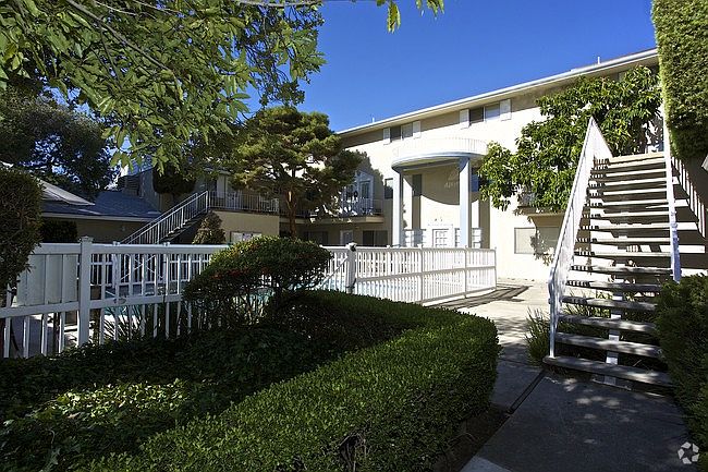 The Colonial Apartments