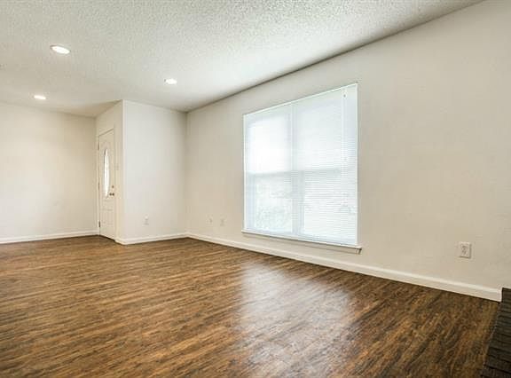 5th image of 2415 Meadow Ln