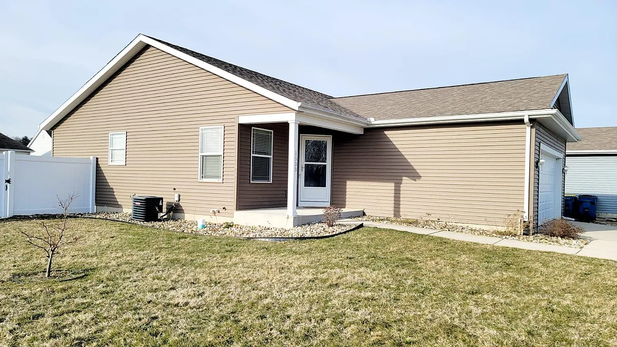 Photo 1 of 21 - 1533 Tall Grass Prairie Dr - Mishawaka, IN Primary Photo - 1533 Tall Grass Prairie Dr
