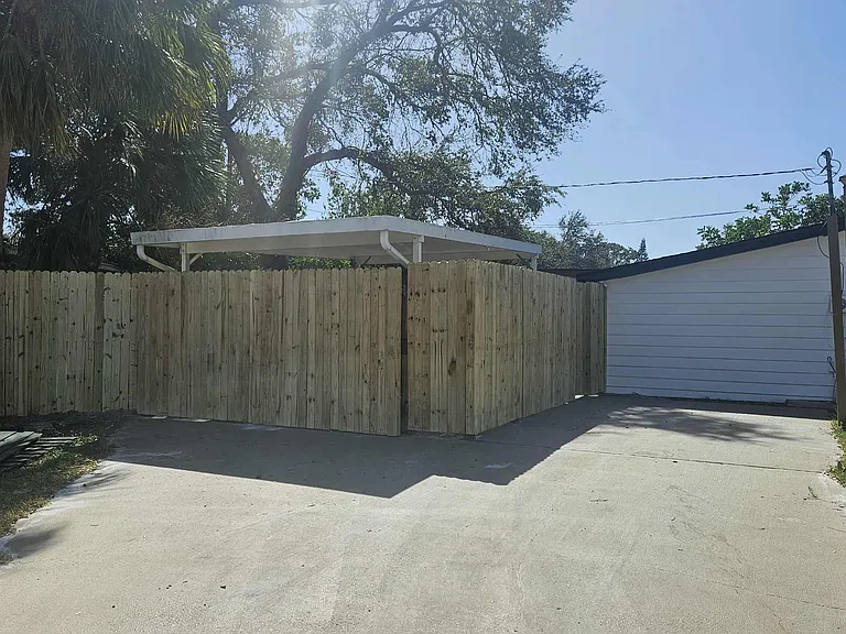 Brand new fence, lots of parking!