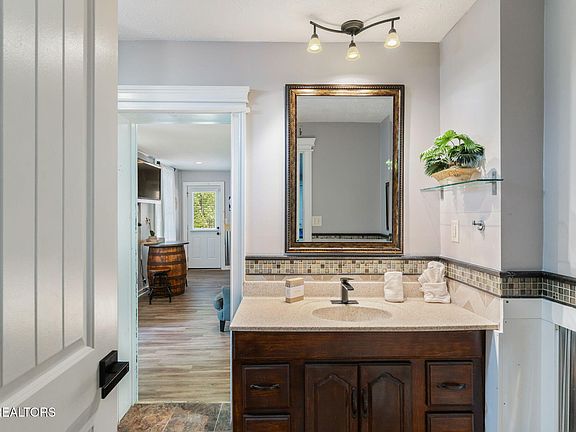 38th image of 343 Jersey Dr