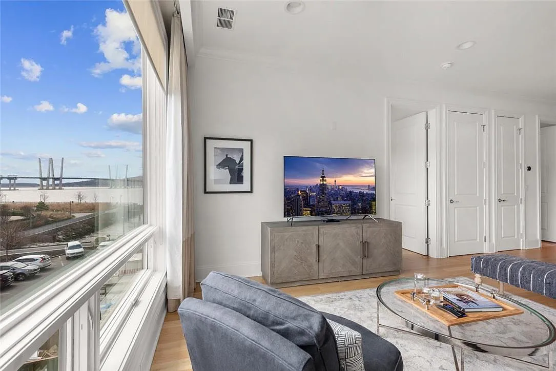 1 bed, 833 sqft, $4,200 — Photo 2
