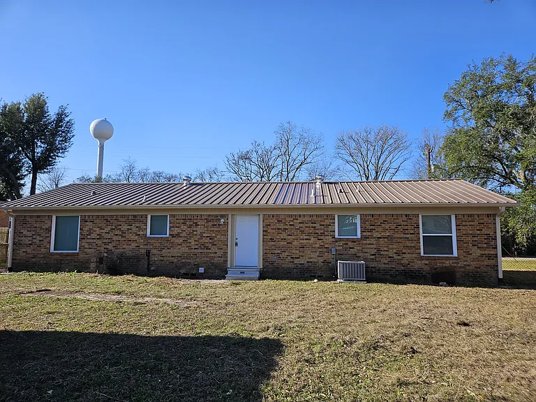 302 N Main St — Photo 2
