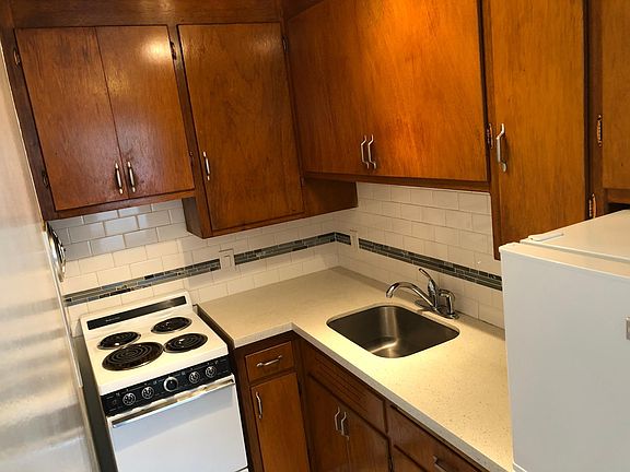 Kitchen - plenty of cabinet space