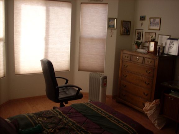 2nd bedroom w/ hardwood floors
