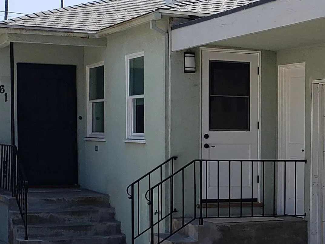 Entrance to 861 - 861 Loring St