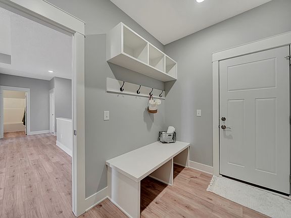 3rd image of 8606 Highview Cir