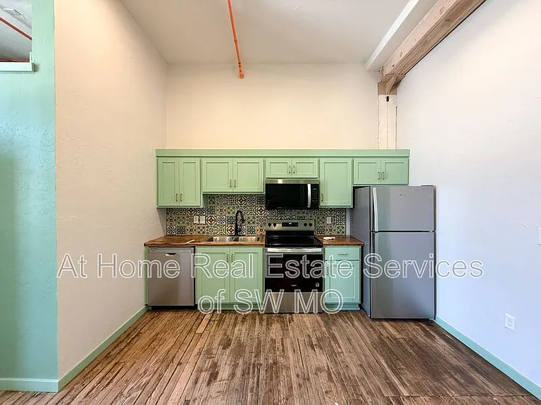 320 W Walnut St #207 — Photo 3