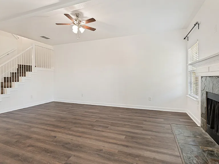 12503 Bay Ave — Photo 3