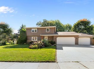 1640 Crestview Dr, Oshkosh, WI 54904
