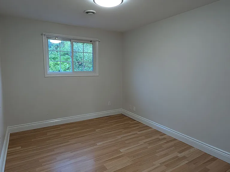 63 Marlow Cres — Photo 10