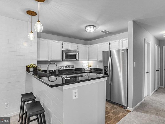 5th image of 202 Grosvenor Ln #71