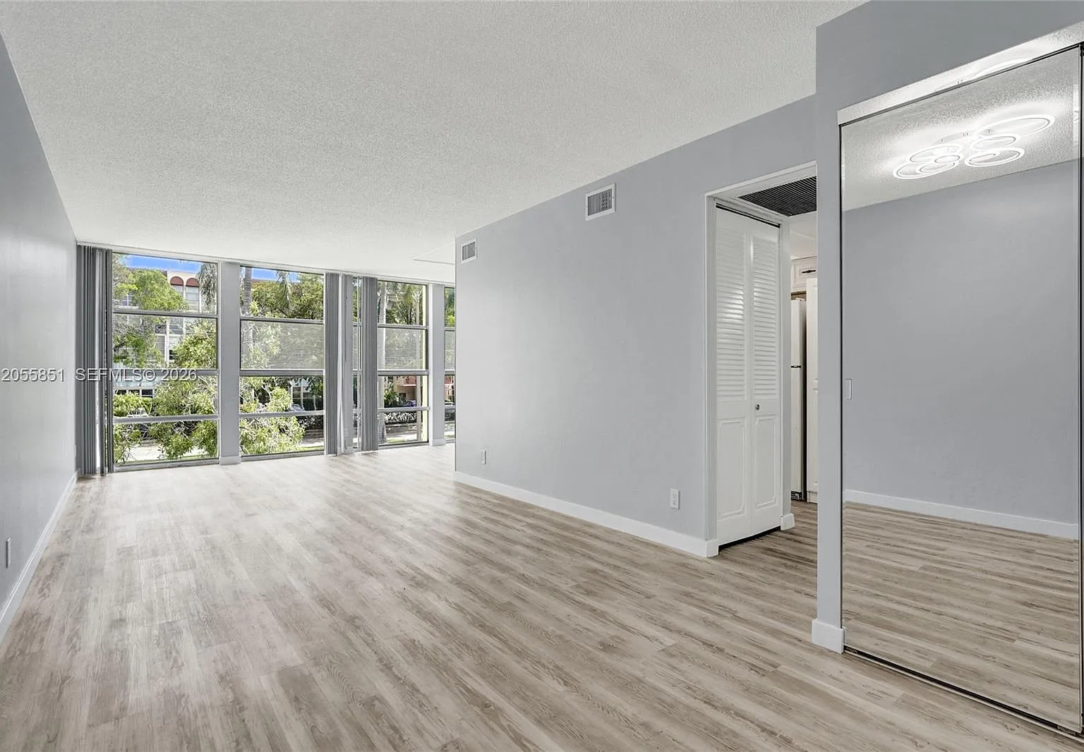 Desoto Park Condo — Photo 4