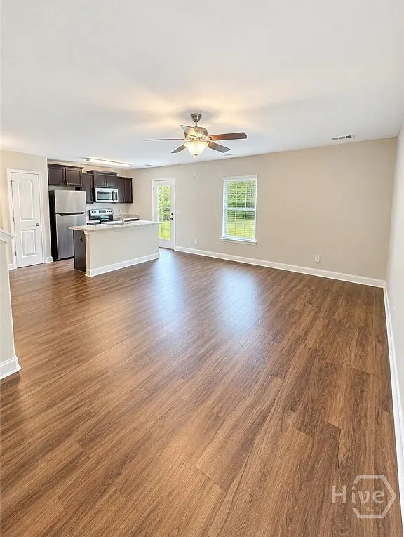 3 bed, 2.0 bath, 1940 sqft, $2,100 — Photo 4