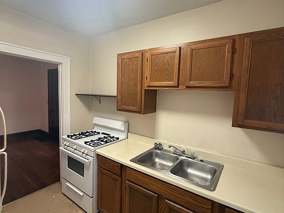 5th image of 950 Hamlet St