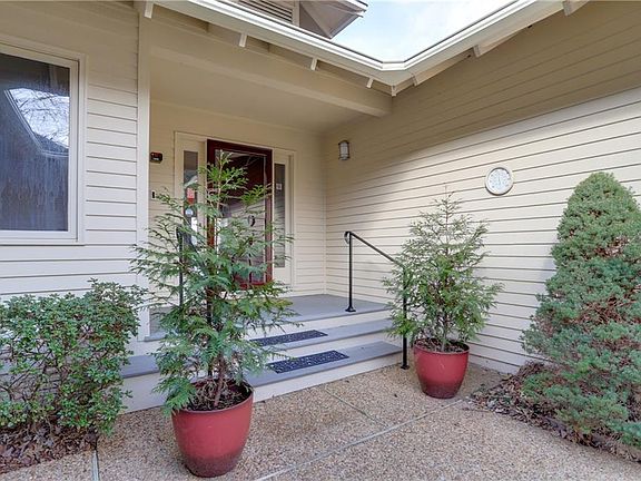 5th image of 109 Broomfield Cir