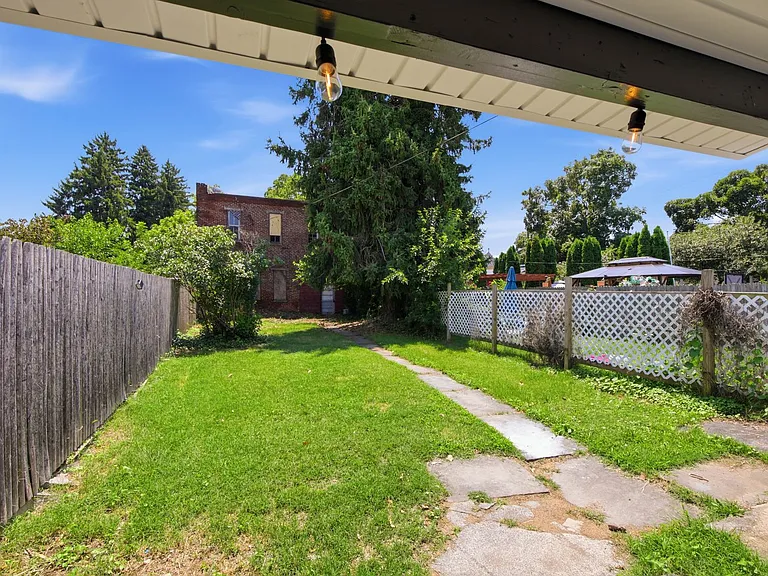 642-644 Walnut St — Photo 3