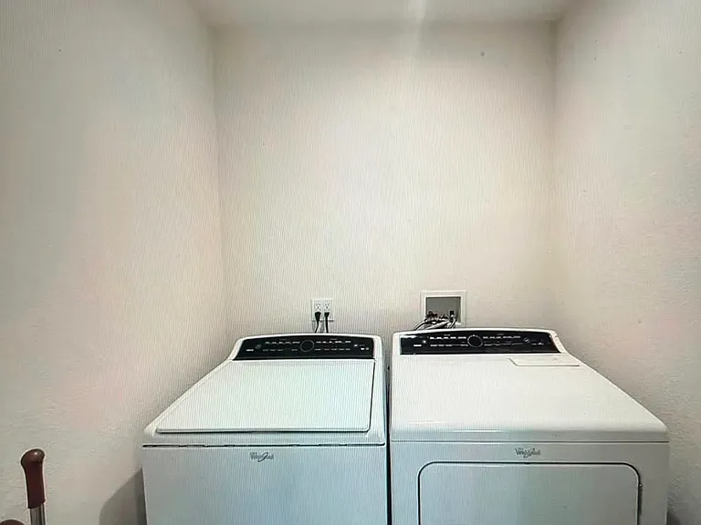 338 W Roses Rd #B — Photo 3