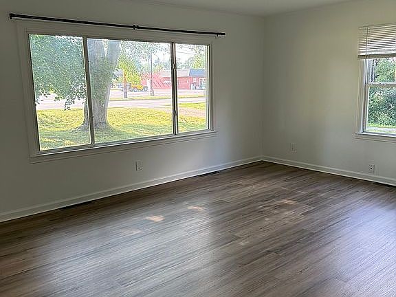 5th image of 705 S Grand Ave