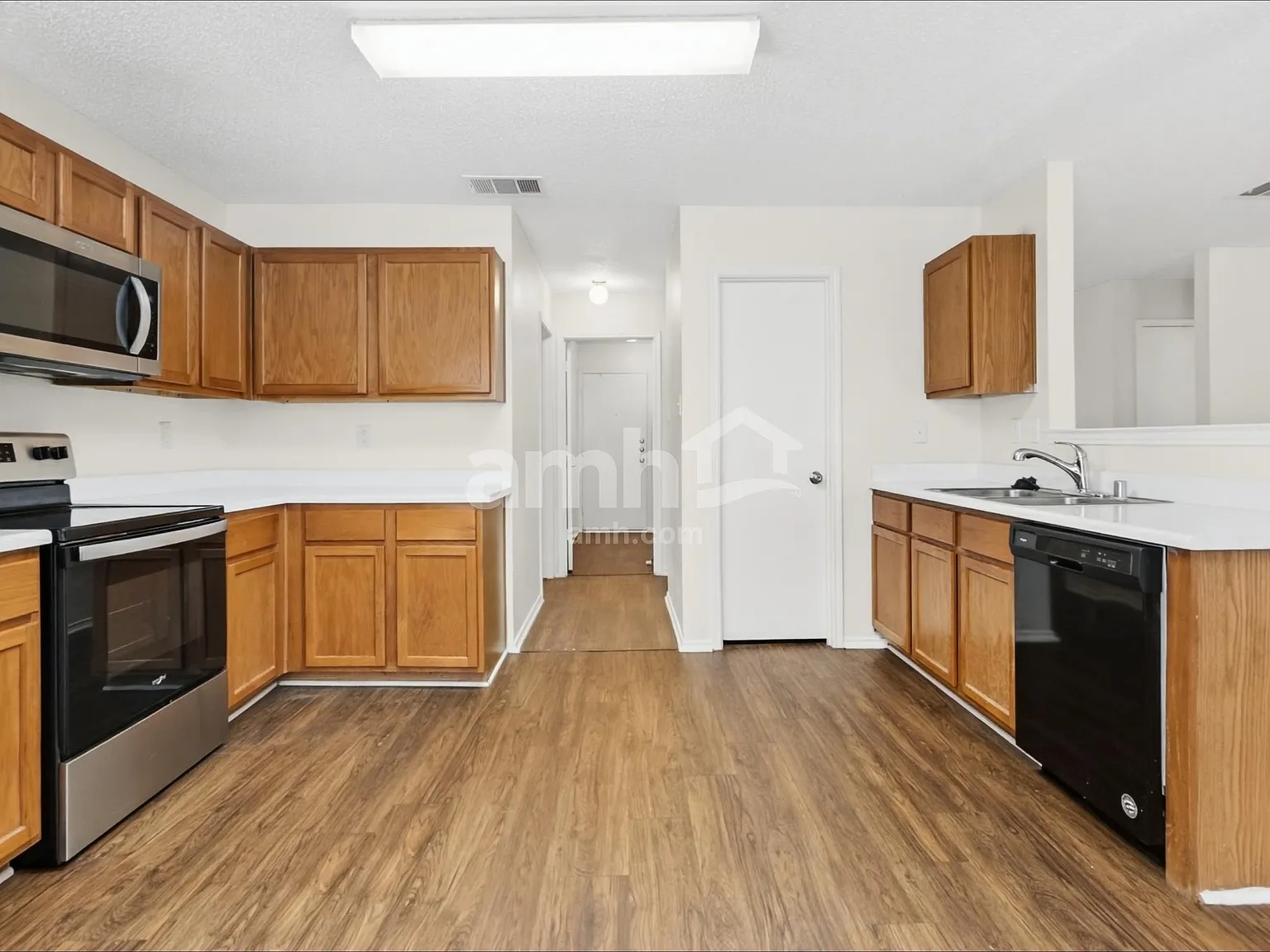4 bed, 2.5 bath, 2611 sqft, $2,420 — Photo 3